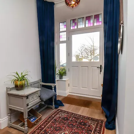 Holiday home Mulgrave House *
